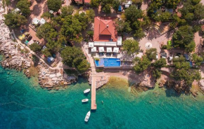 2 Bedroom Stunning StaCaravan In Glavotok
